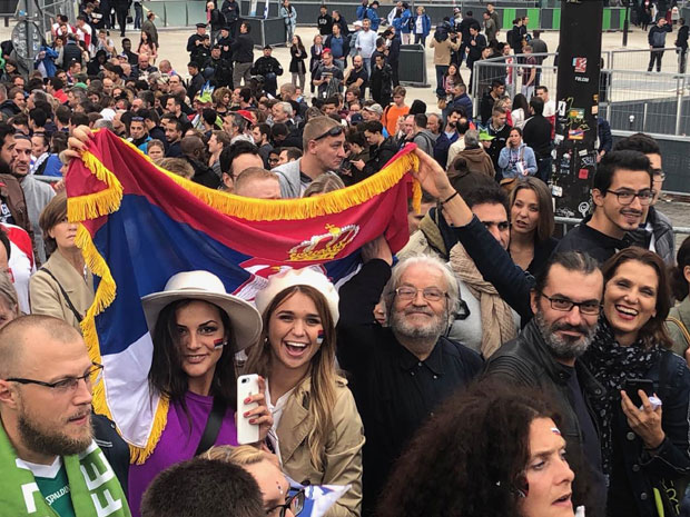 БИВШИ ЗЕМЉАЦИ У ПРИЈАТЕЉСКОЈ АТМОСФЕРИ: Срби и Словенци заједно навијали пре меча својих репрезентација (ФОТО/ВИДЕО)